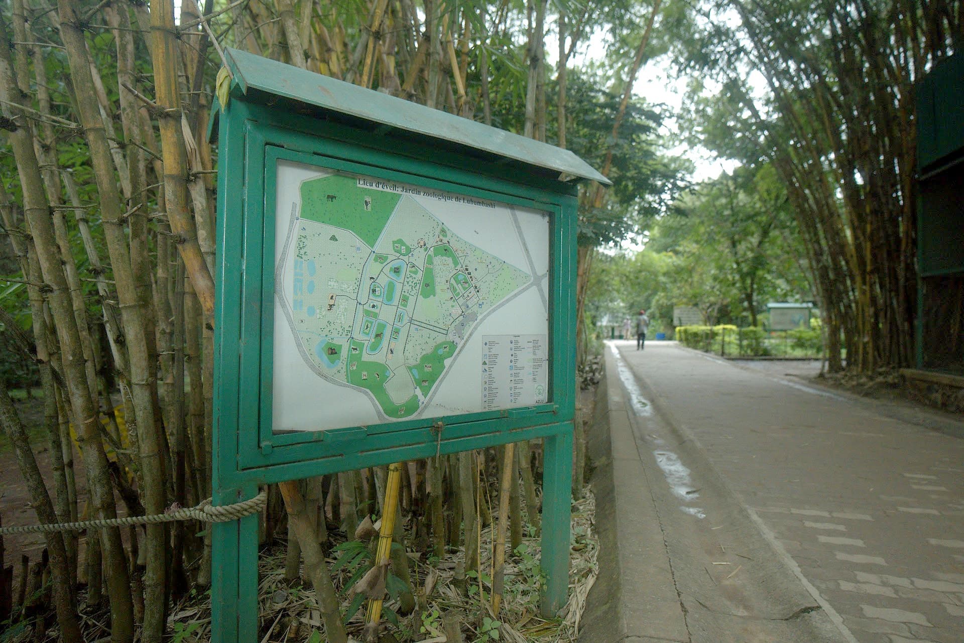 Panneau carte du zoo installé le long du parcours de visite