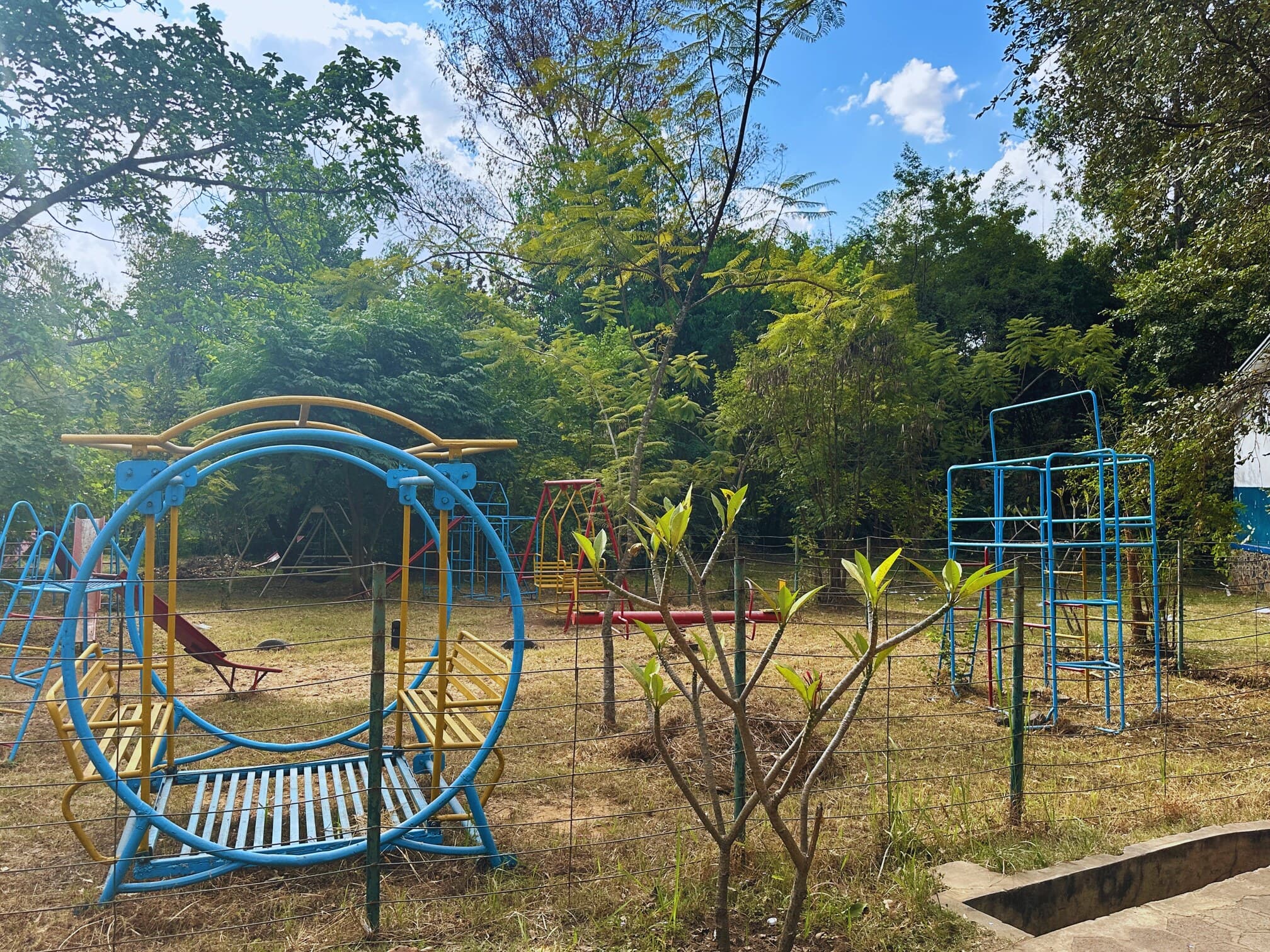 Jeux métalliques actuels du parc de jeux pour enfants, à remplacer