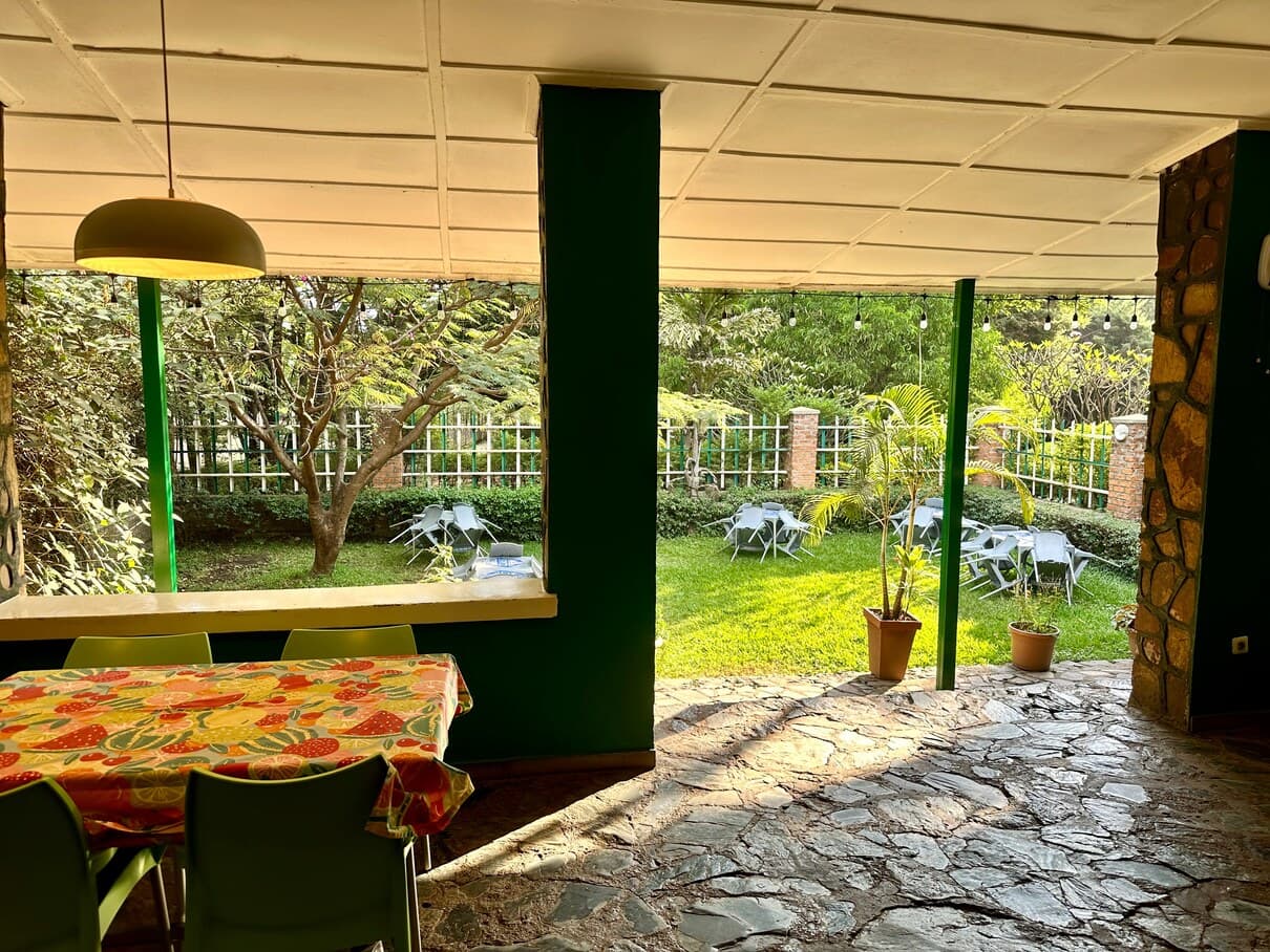 Terrasse en pierre du restaurant italien du zoo, tables dressées de nappes
